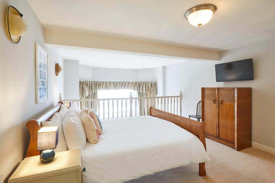 Bed, TV and multimedia, Bedroom