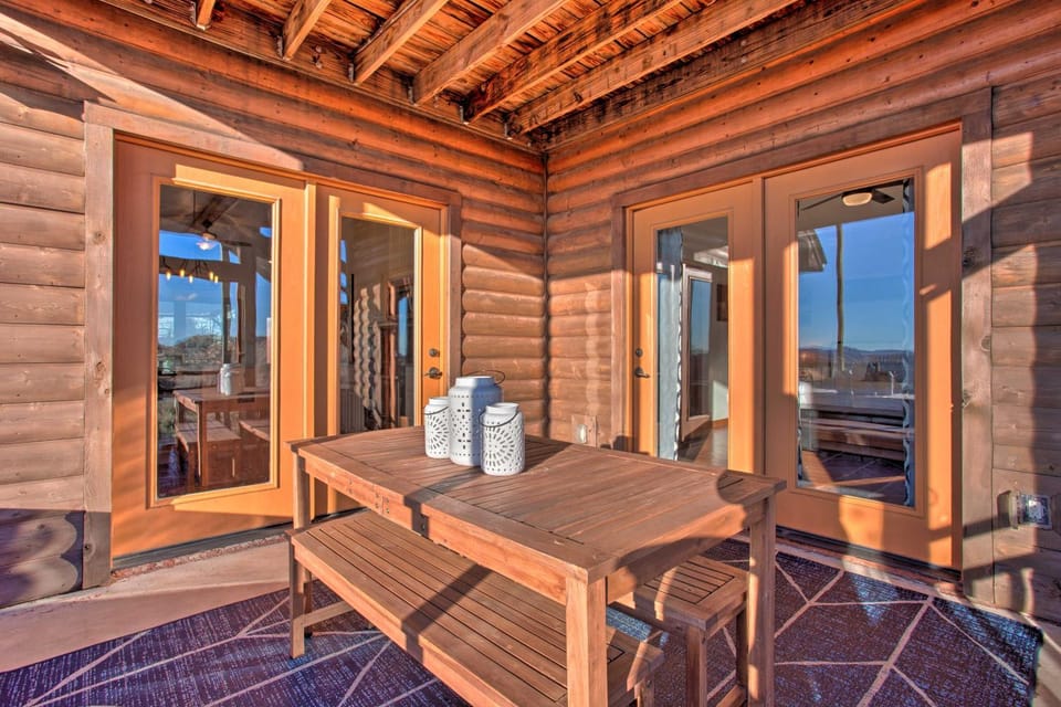 Updated Cabin w/ 360-Degree Mtn View: 1 Mi to Lake Cabin in Medicine Park
