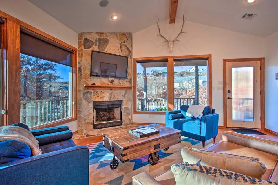 Updated Cabin w/ 360-Degree Mtn View: 1 Mi to Lake Cabin in Medicine Park