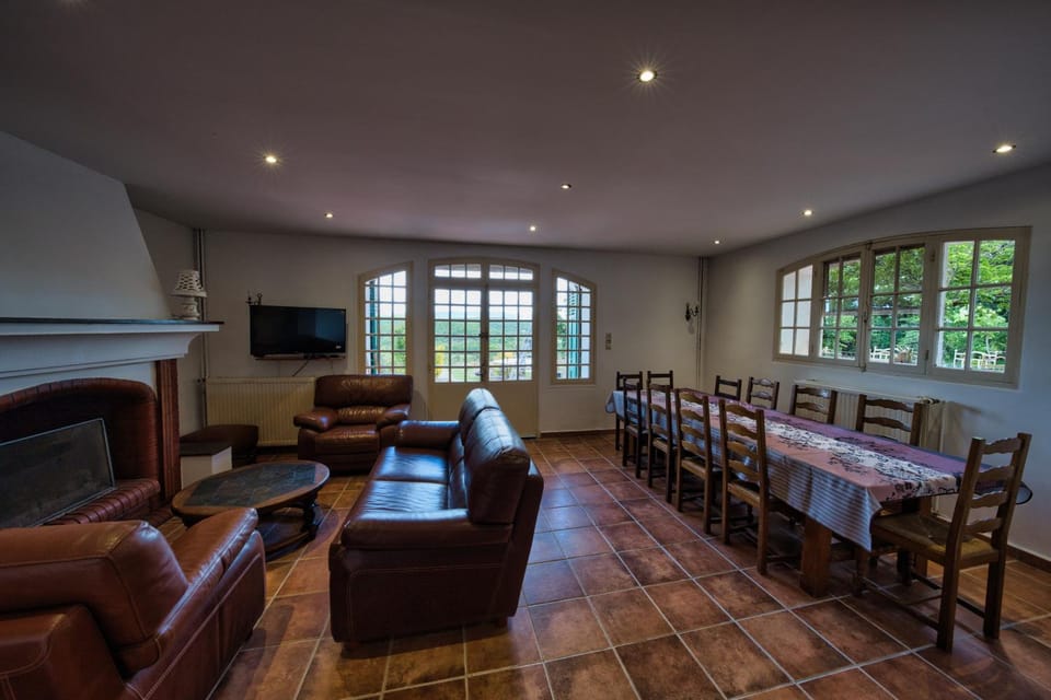 TV and multimedia, Seating area, Dining area