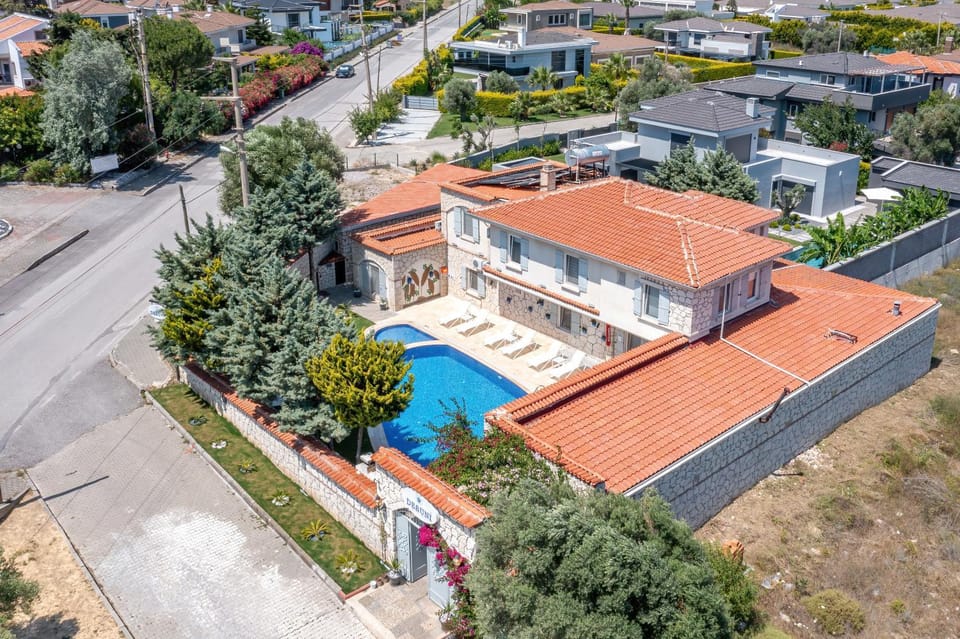 Bird's eye view, Pool view
