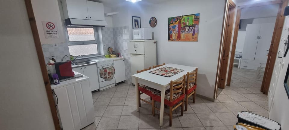 Kitchen or kitchenette, Dining area, stove