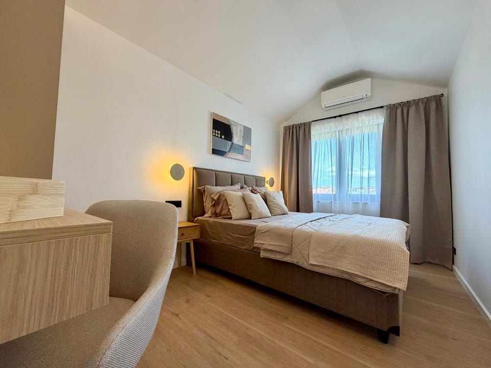 Photo of the whole room, Bedroom, air conditioner