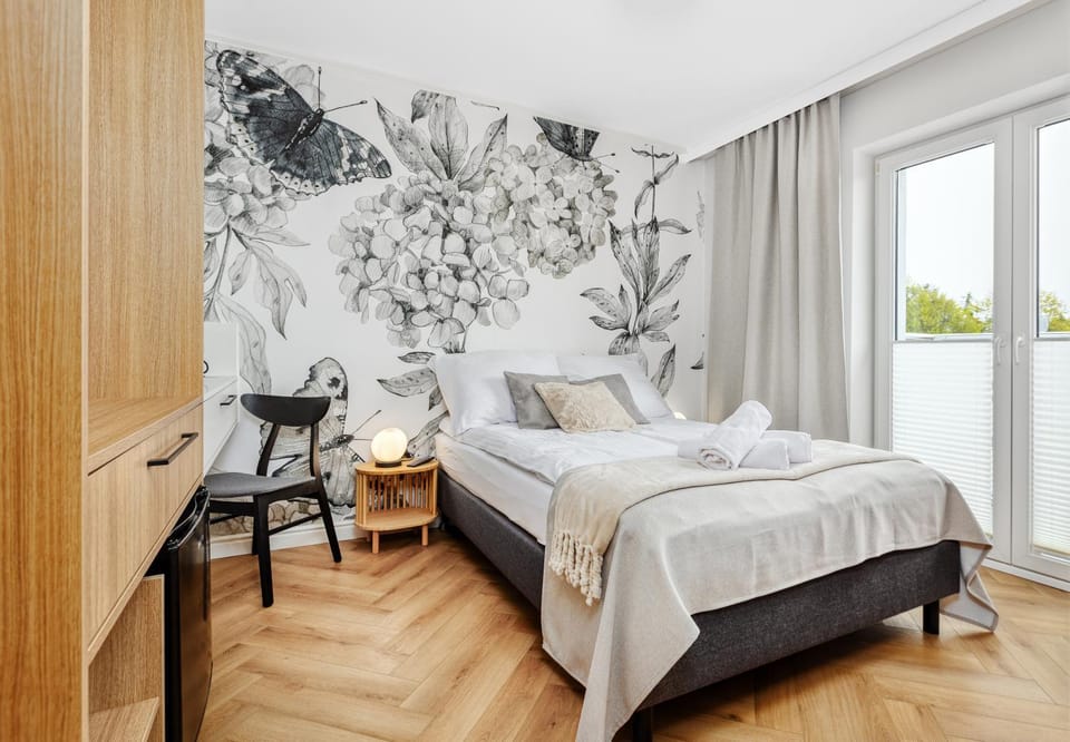Bed, Photo of the whole room, towels, wardrobe