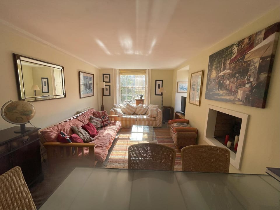 TV and multimedia, Living room, Photo of the whole room, Dining area, City view, Street view, flat iron