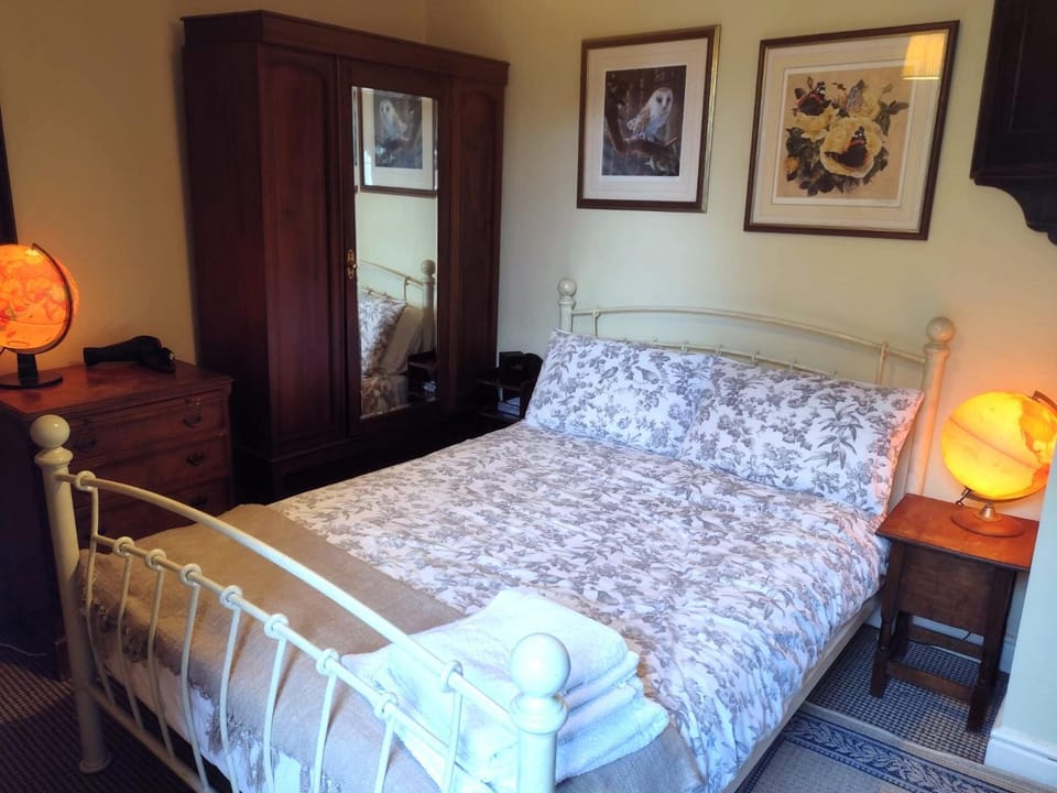 Bed, Bedroom, towels, wardrobe