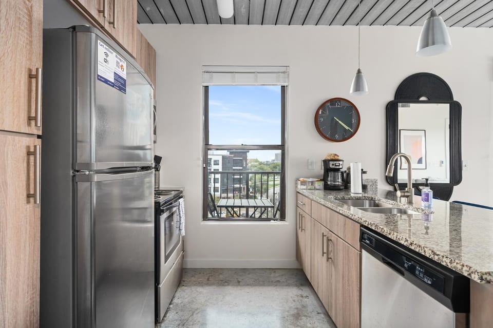 Coffee/tea facilities, Kitchen or kitchenette, dishwasher, oven, stove