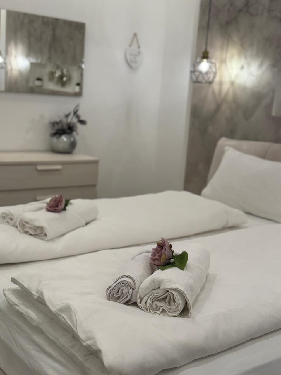 Bed, Bedroom, towels
