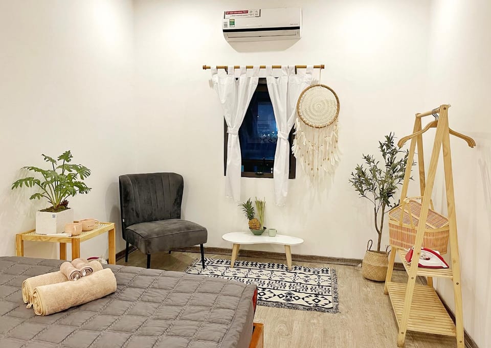Seating area, Bedroom, air conditioner
