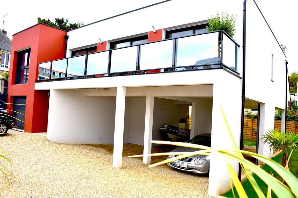 Villa neuve sur pilotis vue mer à 30m de la plage Villa in Plérin