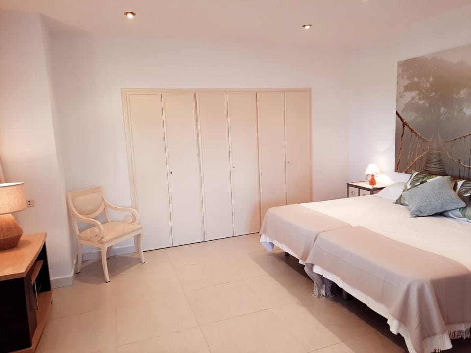 Photo of the whole room, Bedroom