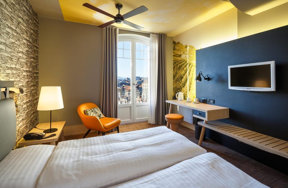 Coffee/tea facilities, Photo of the whole room, Seating area, Bedroom