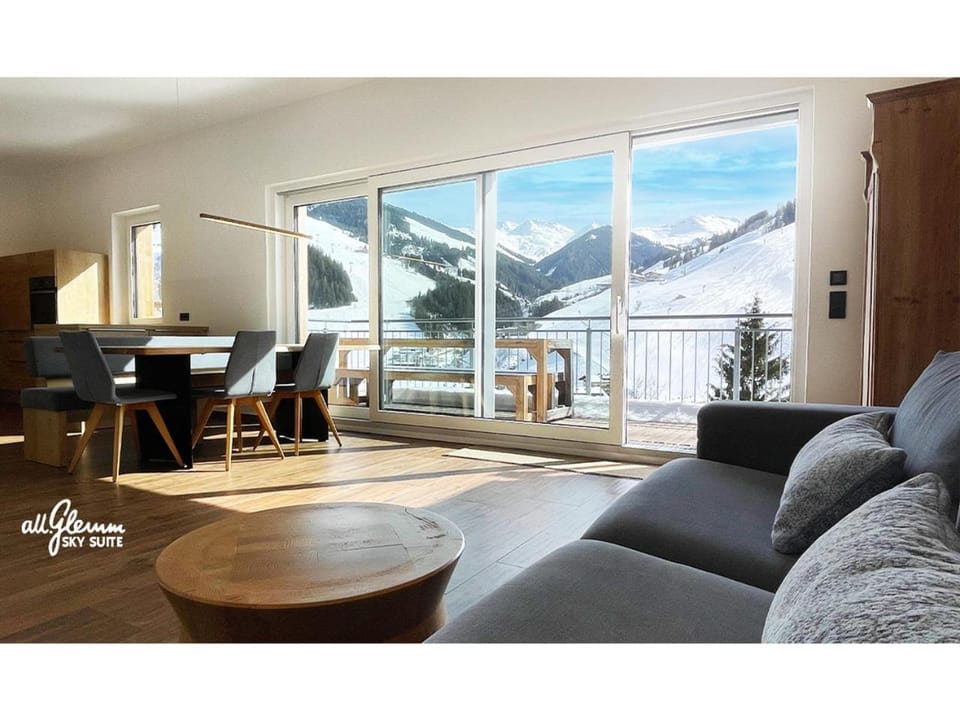 Balcony/Terrace, Kitchen or kitchenette, Living room, Dining area, Mountain view