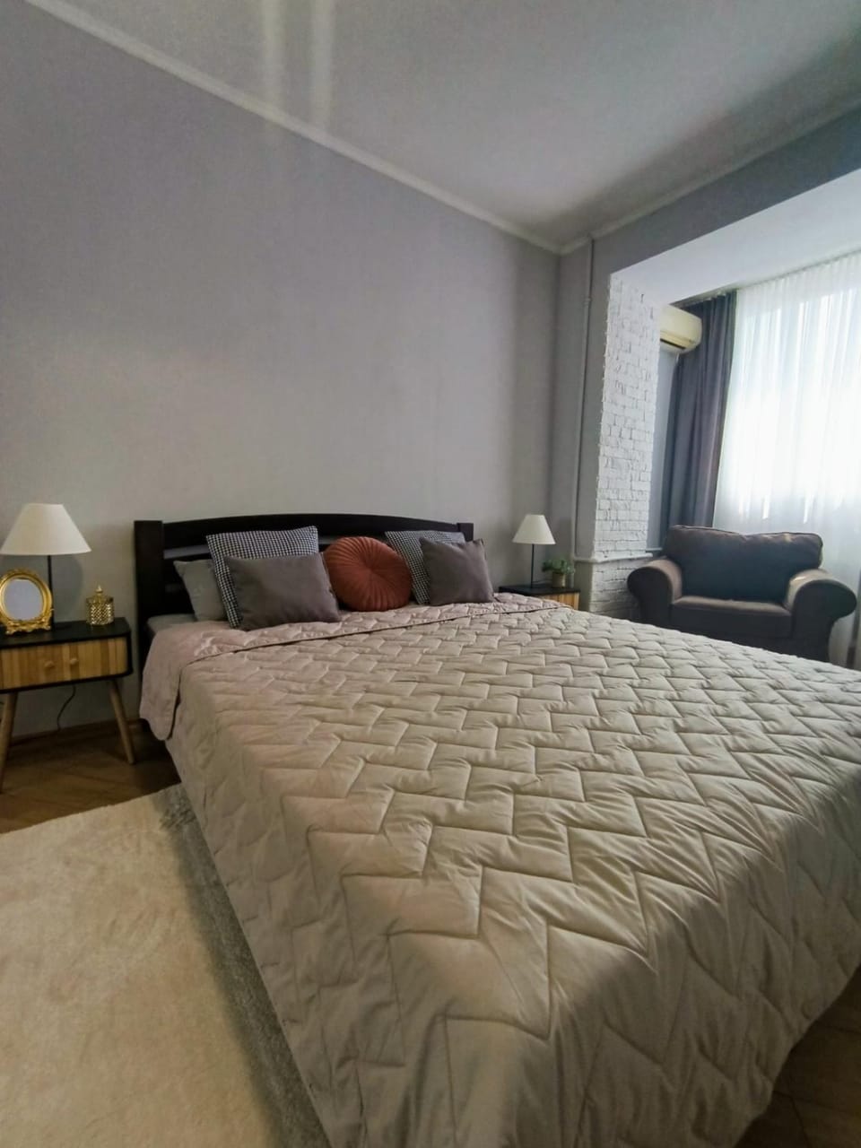 Bed, Photo of the whole room, Seating area, Bedroom, air conditioner