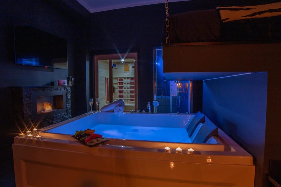 Shower, Hot Tub, Sauna, Bath, fireplace, flat iron