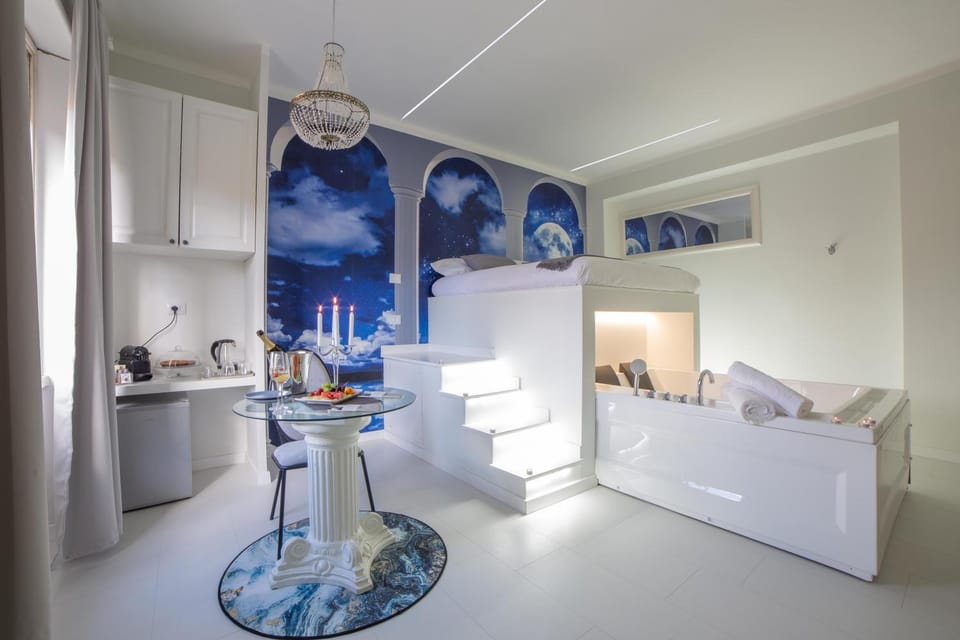 Hot Tub, Dining area, bunk bed, Bath, minibar