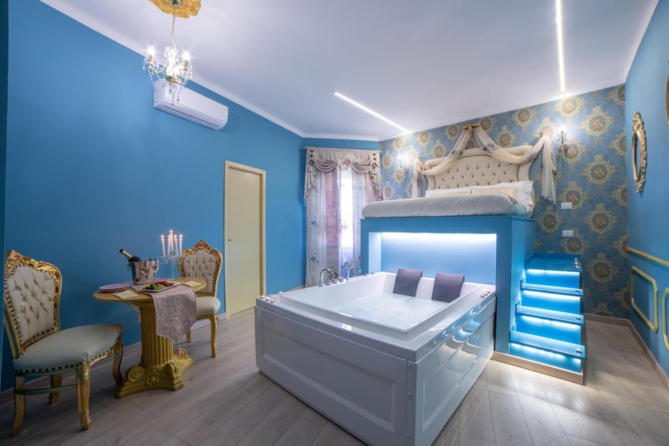 Bed, Hot Tub, Photo of the whole room, Dining area, Bedroom