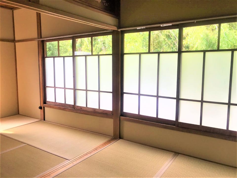 ゲストハウス三軒家 Bed and Breakfast in Japan
