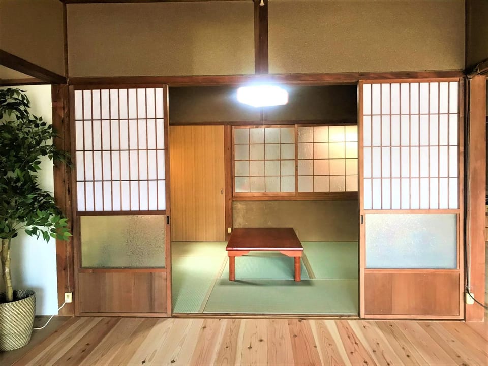 ゲストハウス三軒家 Bed and Breakfast in Japan