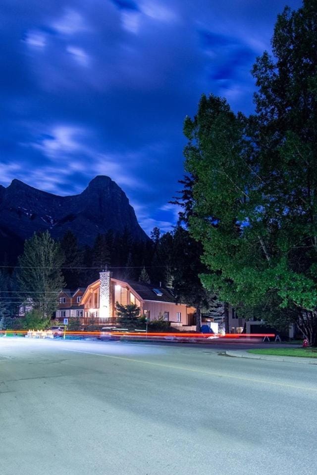 Ambleside Lodge Bed & Breakfast Bed and Breakfast in Canmore