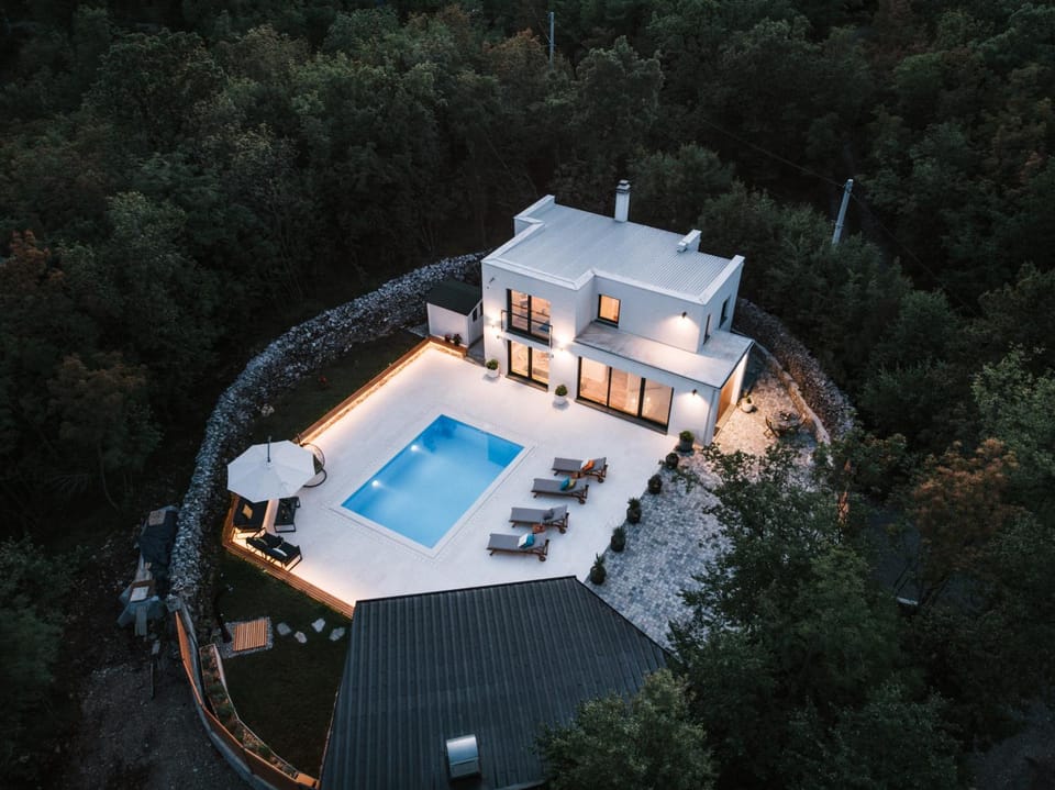 Bird's eye view, Pool view