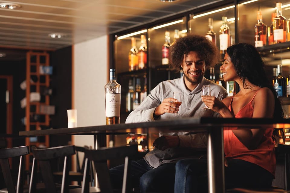 Lounge or bar, Guests, Drinks, group of guests
