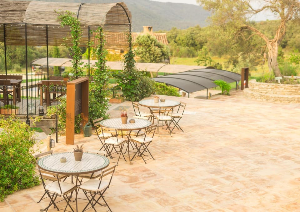 Restaurant/places to eat, Balcony/Terrace