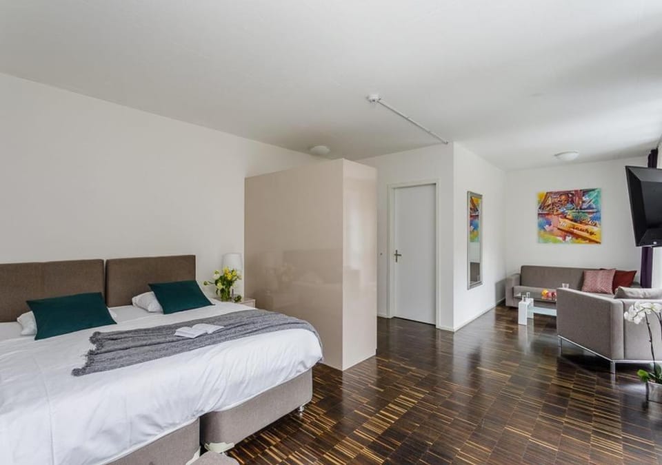 Photo of the whole room, Bedroom