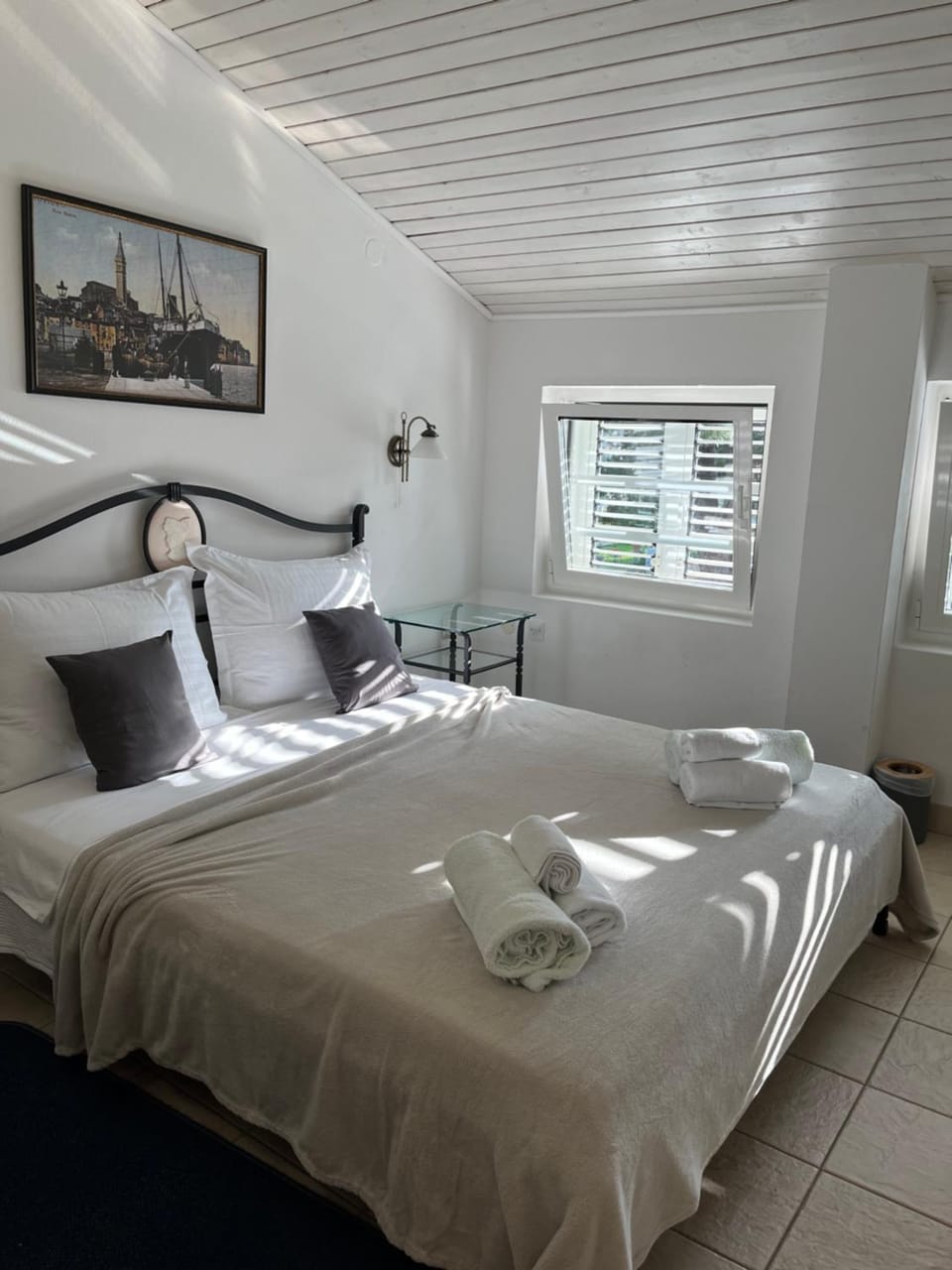 Bed, Bedroom, towels