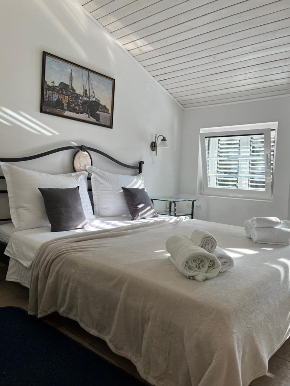Bed, Bedroom, towels