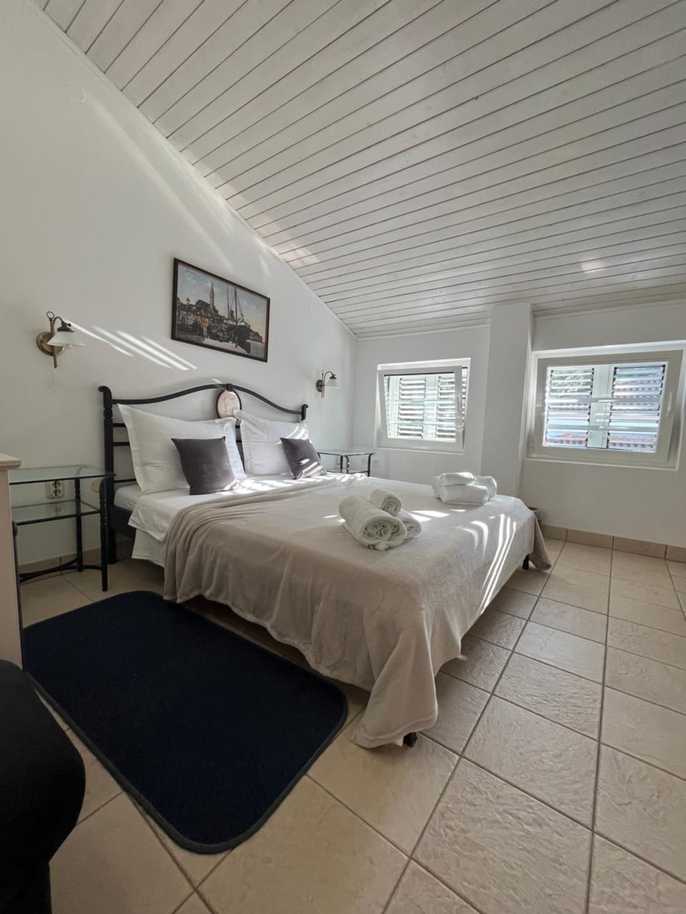 Bed, Bedroom, towels