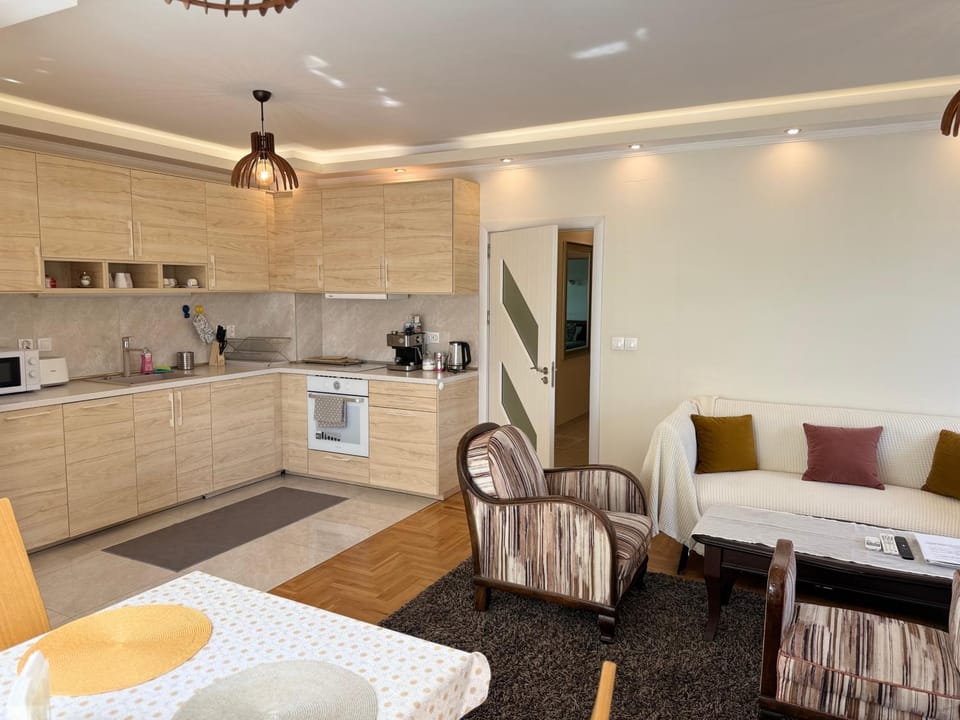 Coffee/tea facilities, Living room, Seating area, oven, stove, toaster