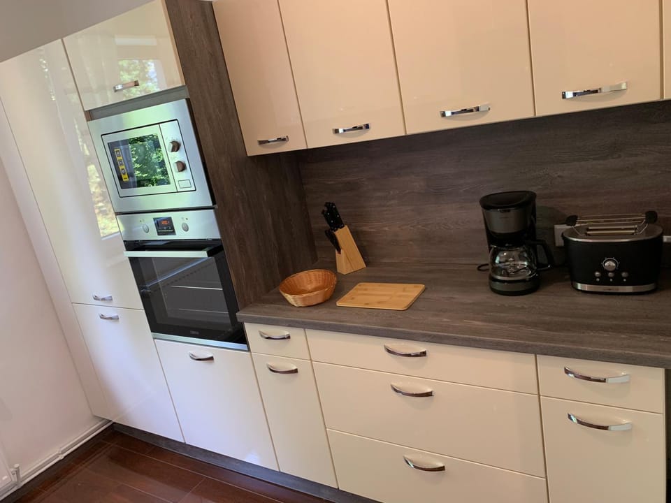 Coffee/tea facilities, Kitchen or kitchenette, stove, toaster