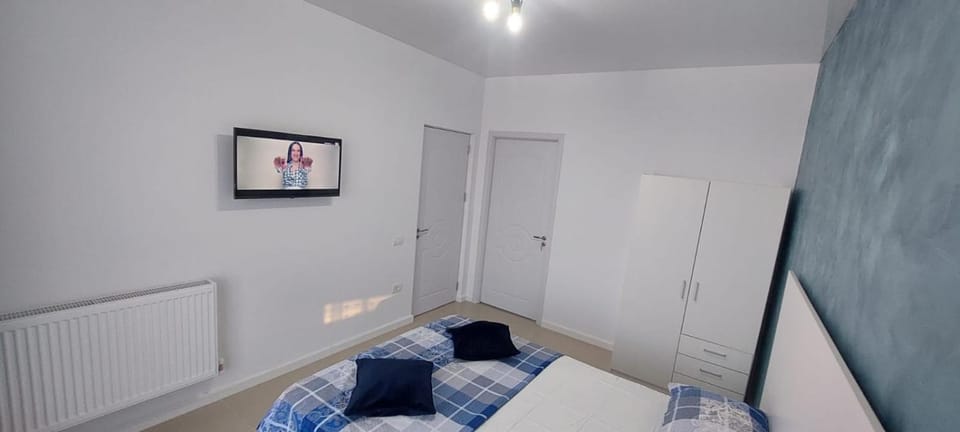 Bed, TV and multimedia, Bedroom, internet, towels