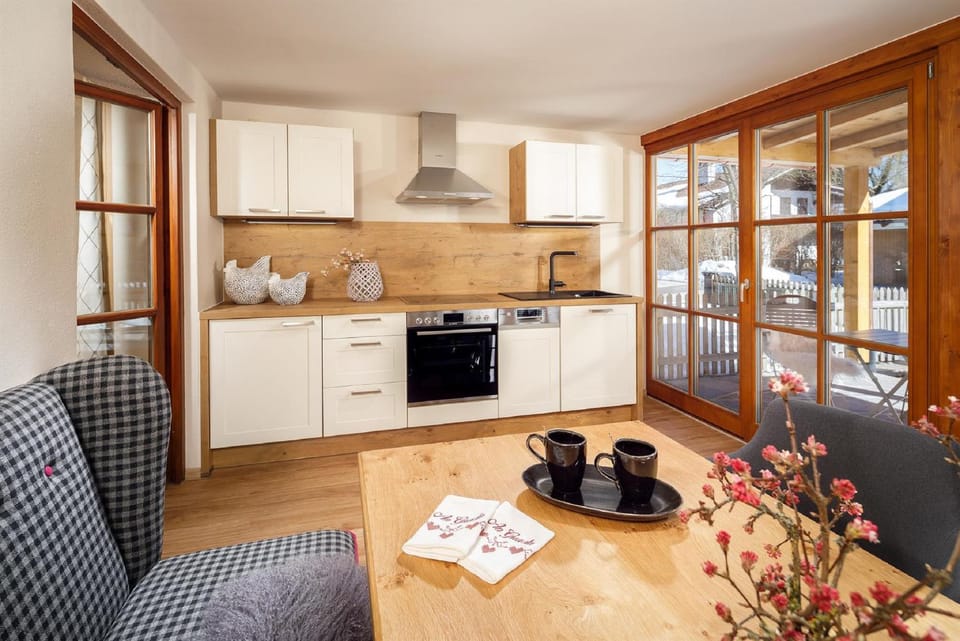 Kitchen or kitchenette, Seating area