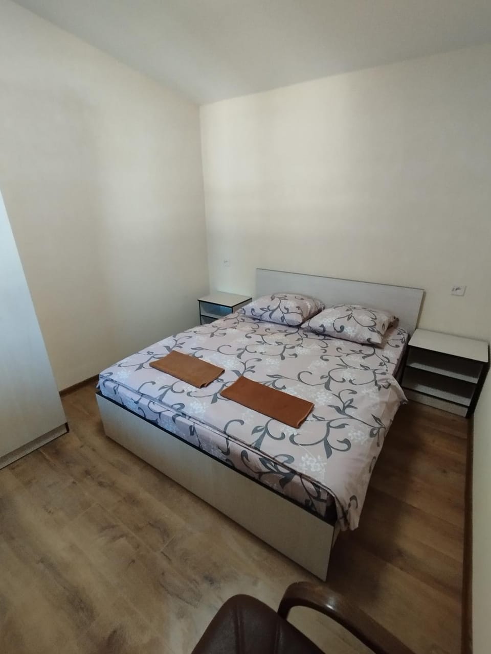Property building, Bed, TV and multimedia, Photo of the whole room, Bedroom, towels, wardrobe, air conditioner