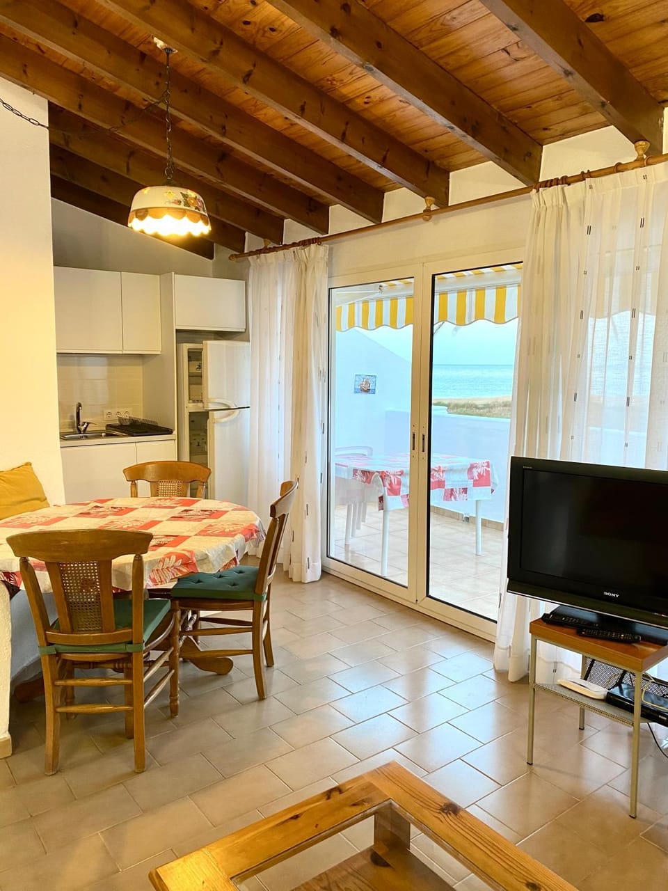 TV and multimedia, Kitchen or kitchenette, Living room, Seating area, Dining area