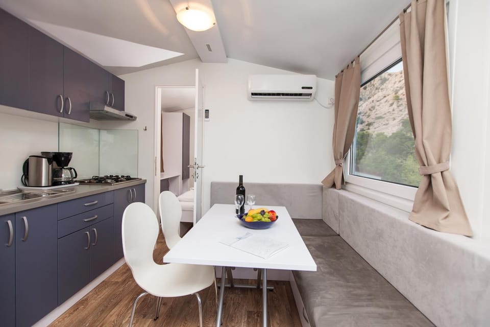 Kitchen or kitchenette, Living room, Seating area