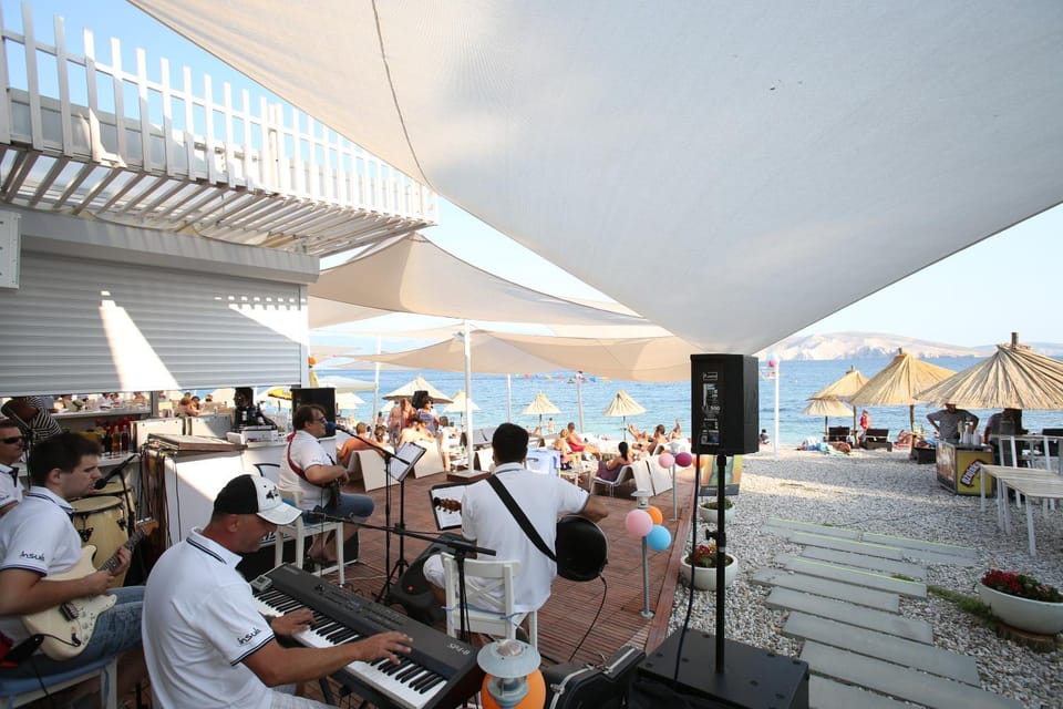 Lounge or bar, Food, Entertainment, Drinks