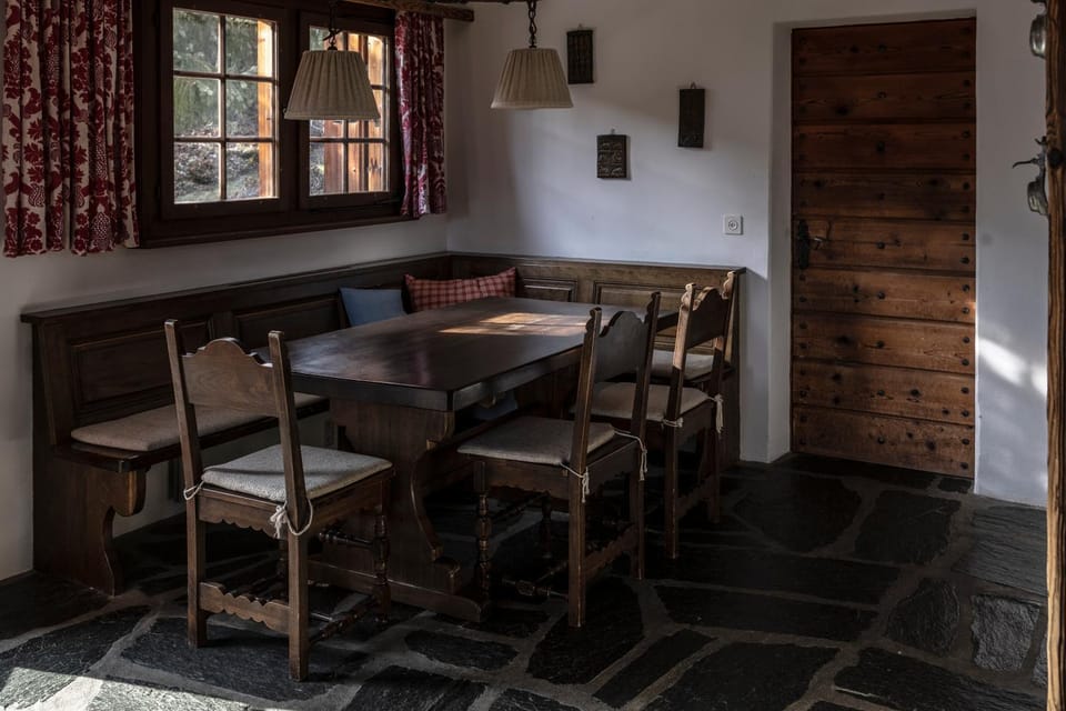 Seating area, Dining area