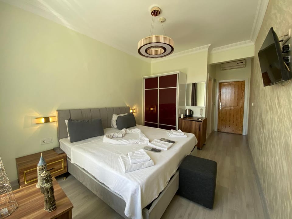Bed, TV and multimedia, Photo of the whole room, Dining area, Bedroom, towels