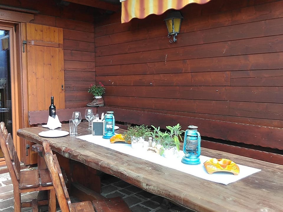 Garden, Food and drinks, Dining area