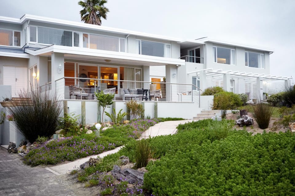 Property building, Facade/entrance, Bird's eye view, Beach, On site, Mountain view, Sea view