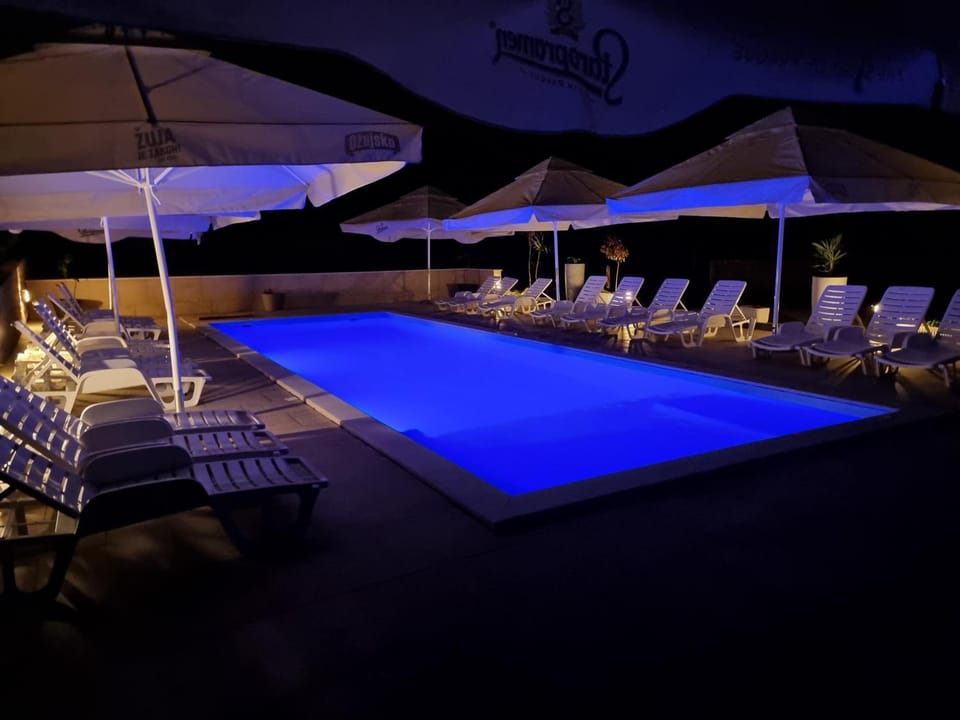 Swimming pool, Swimming pool