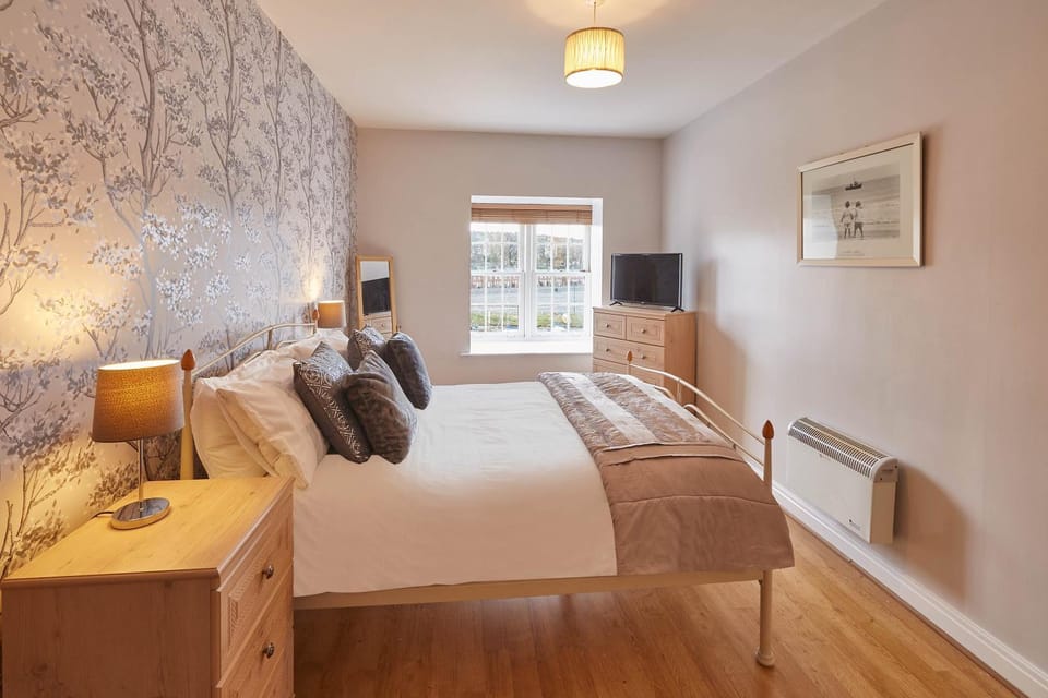 Bed, TV and multimedia, Bedroom