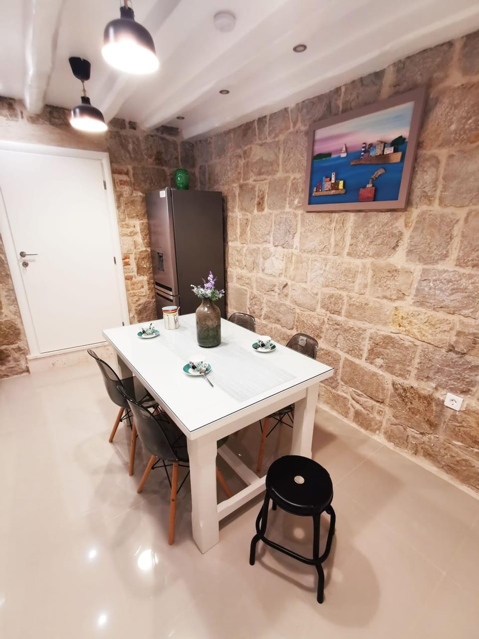 Coffee/tea facilities, Kitchen or kitchenette, Living room, Seating area, Dining area