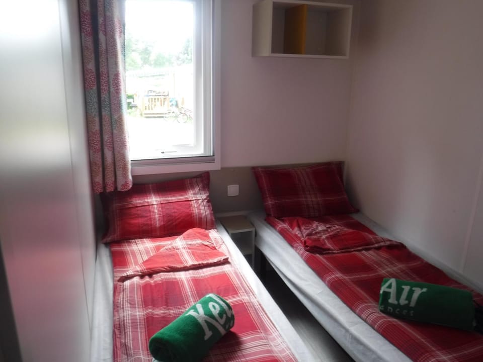 Bedroom, towels