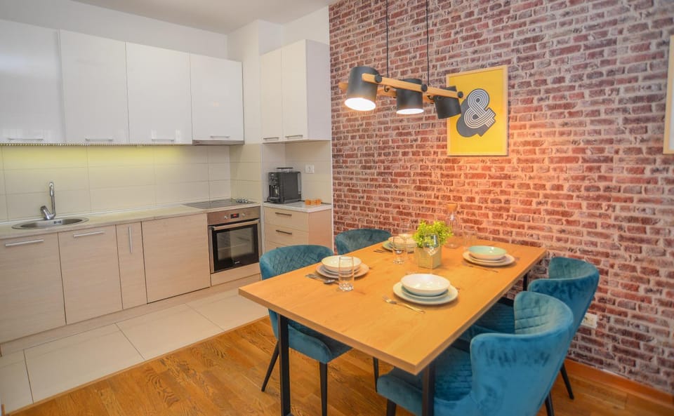 Kitchen or kitchenette, Dining area