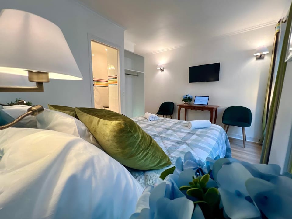 Bed, TV and multimedia, Bedroom