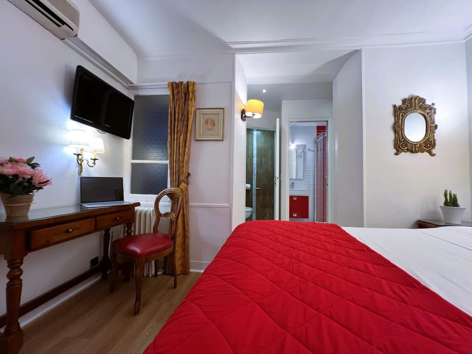 Shower, Toilet, Bed, Bathroom, Photo of the whole room, Bedroom, internet, locker, oven, wardrobe, air conditioner